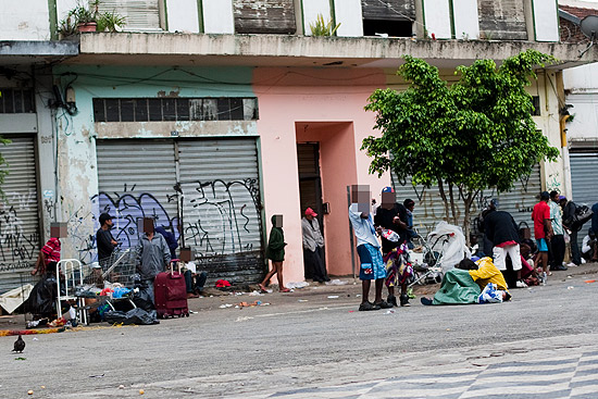 Usuários de crack na rua Cleveland, no centro de São Paulo, no primeiro dia de internação compulsória
