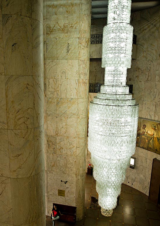Lustre com 10 mil cristais e 13 metros de comprimento decora hall de entrada do edificio Banespa no centro de So Paulo