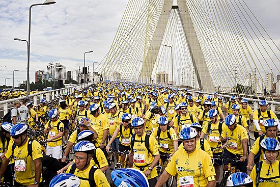 Multido de ciclistas participam do evento World Bike Tour e largam da Ponte Estaiada, no Morumbi, zona sul de SP