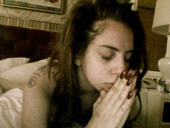 Lady Gaga se manifesta por Twitter em solidariedade à tragédia no RS https://twitter.com/ladygaga