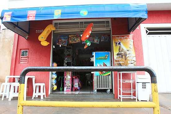 Fachada de loja de brinquedos com grade instalada por lojistas para tentar evitar a entrada de carros