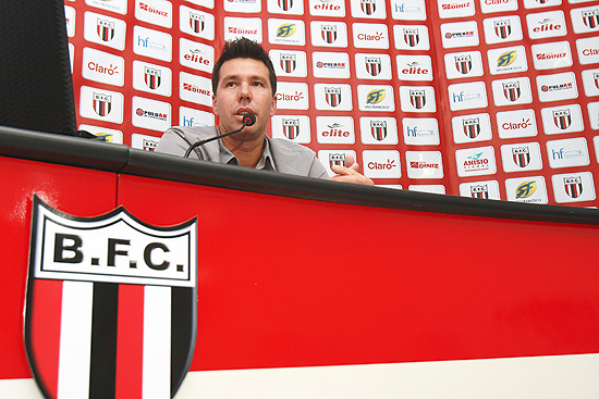 Doni, ex-Liverpool, fala durante coletiva na apresentao como novo jogador do Botafogo de Ribeiro Preto
