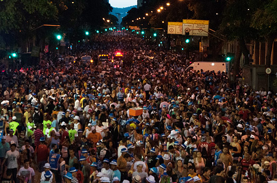 Bola Preta desfila na av. Rio Branco na noite desta sexta-feira (1º) e arrasta uma multidão de foliões no RJ