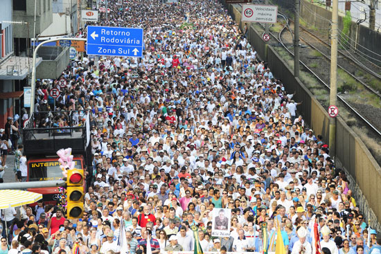 Milhares de fiis participaram na manh deste sbado da procisso de Nossa Senhora dos Navegantes, em Porto Alegre