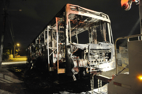 nibus  incendiado em mais um dia de ataques criminosos em SC; turistas ignoram crise no Estado