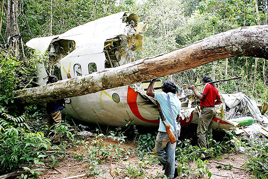 Destroços encontrados em área de mata fechada após a queda do Boing da Gol, que fazia o voo 1907 em 2006
