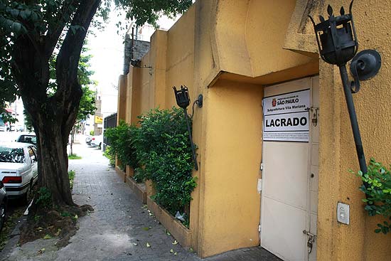 Fachada da casa de suingue da zona sul lacrada ontem pela Prefeitura de So Paulo