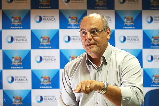 O prefeito de Franca (SP), Alexandre Ferreira (PSDB), durante entrevista na sede do governo municipal