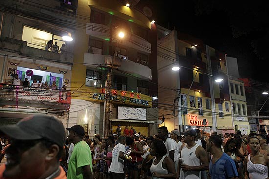 Fachado do motel que serve de camarote para o Carnaval no centro de Salvador; folio faz de tudo para ter vista privilegiada