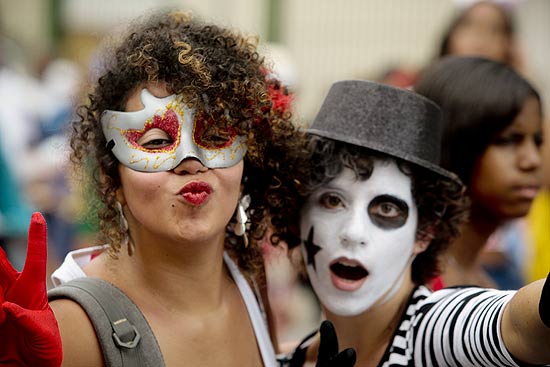 Folies se divertem fantasiados no bloco carnavalesco Esfarrapado; folia tomou as ruas do bairro do Bixiga, no centro de SP