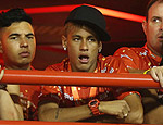 Neymar assiste aos desfiles do Rio (Marcelo Sayo/Efe)