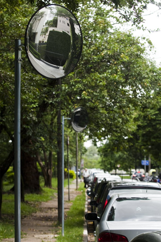 Espelhos instalados na avenida Arruda Botelho, em Pinheiros, zona oeste de SP, para evitar acidentes