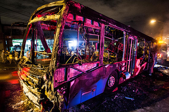 Um dos dois ônibus incendiados na avenida Dona Belmira Marin, na Parque Brasil, zona sul de São Paulo