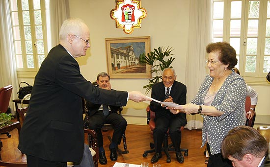 Anna Cintra recebe de Dom Odilo Pedro Scherer documento do Vaticano confirmando seu mandato como reitora 