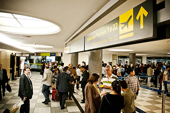 Movimentao de passageiros no aeroporto de Congonhas, na zona sul de So Paulo