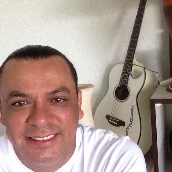Frank Aguiar posta foto no Instagram e diz que ele est bem; seguranas do cantor foram atacados