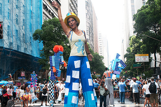 Folies nas ruas do Rio de Janeiro durante a passagem do Monobloco; festa encerra o Carnaval carioca