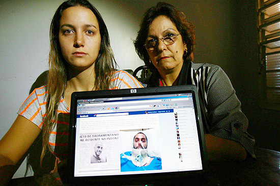 Maria Beatriz Mecca ao lado da filha Andreia mostra foto do filho Renato no Facebook