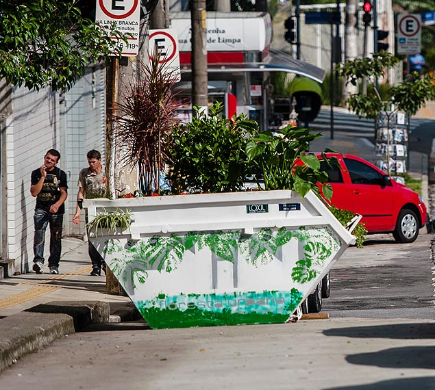 Projeto Floresta Urbana espalha áreas verdes pela cidade; imagem mostra caçamba na rua Oscar Freire 
