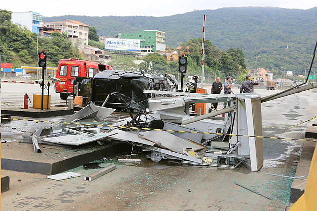 Renault Duster bate no pedgio da rodovia Ferno Dias, no km 65, regio de Mairipor, deixando uma cabine completamente destruda