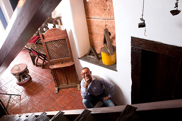 O antiqurio George Sampaio, 54, em sua casa do sculo 17, em Santana de Parnaba 