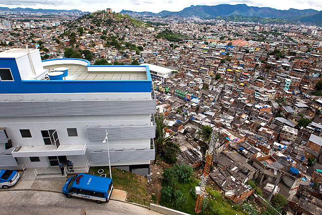 Vista da favela e da UPP (Unidade de Polcia Pacificadora) no Complexo do Alemo, no Rio