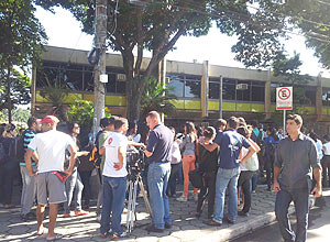 Curiosos observam frum de Contagem (MG)