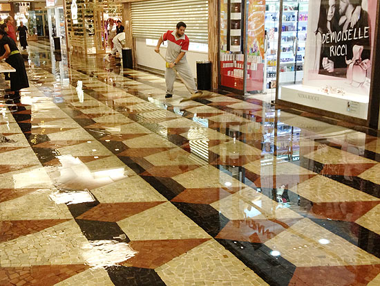 gua invade shopping da Gvea, no Rio; funcionrios tentam evitar que praa de alimentao seja atingida
