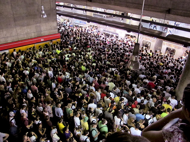 Plataforma lotada de passageiros na estao S durante falha ocorrida em maro na linha 3-vermelha do metr de So Paulo