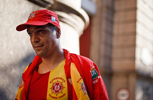 Cabo Benevenuto Daciolo aps audincia em quartel dos bombeiro no Rio; ele se elegeu deputado federal pelo PSOL neste domingo