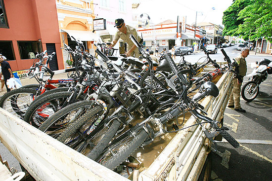 Agente de trânsito de Barretos organiza bicicletas apreendidas no primeiro dia de fiscalização na cidade