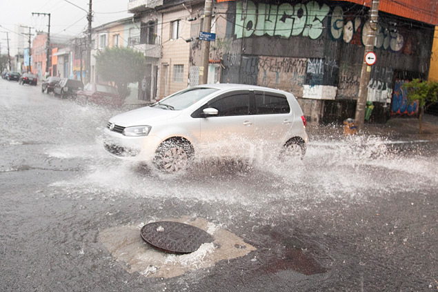 Chuva forte prejudica trânsito na tarde desta sexta-feira em São Paulo