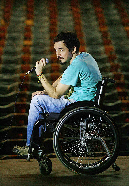 O comediante Fabricio Loureiro de Oliveira, 32, em palco do Teatro Municipal em Araraquara (SP)
