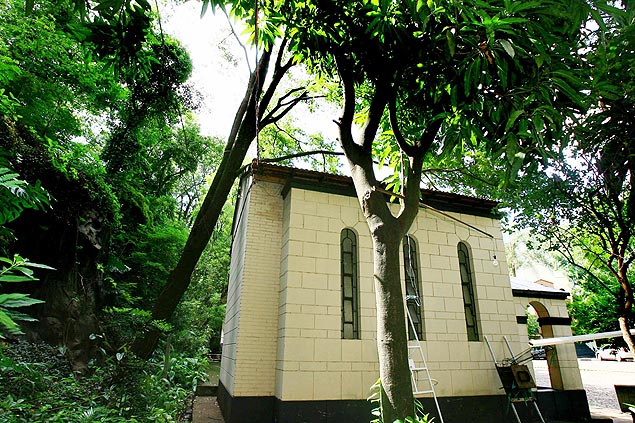 rvore tomba parcialmente e duas das sete capelas existentes num complexo em Ribeirao Preto so interditadas ao pblico