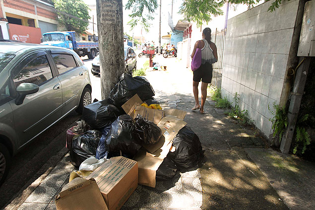 Pedestres desviam de lixo acumulado, devido a greve de coletores, nas caladas de So Vicente, litoral sul de SP