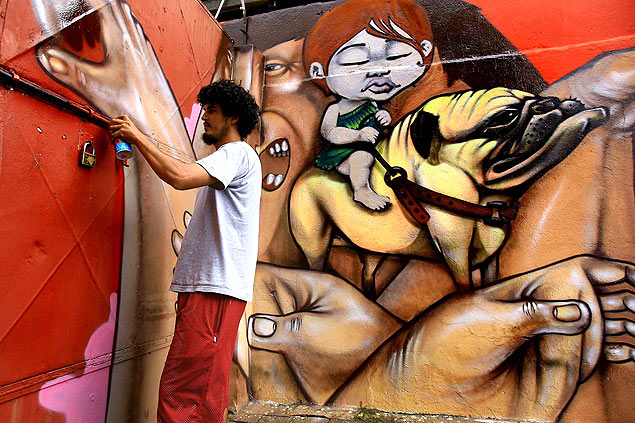 O grafiteiro Wesley Alves, 27, o Lelin, finaliza trabalho em muro da escola de arte Bauhaus, em Ribeirao Preto (SP)