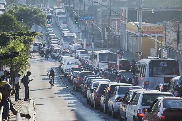 Trnsito intenso na avenida M'boi Mirim, zona sul de So Paulo, sentido bairro-centro