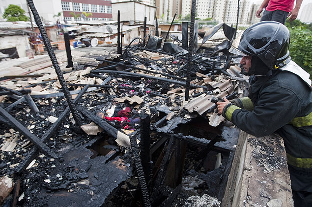 Bombeiro observa barraco destrudo pelo incndio na favela da Conquista, na Cidade Ademar (zona sul de So Paulo)