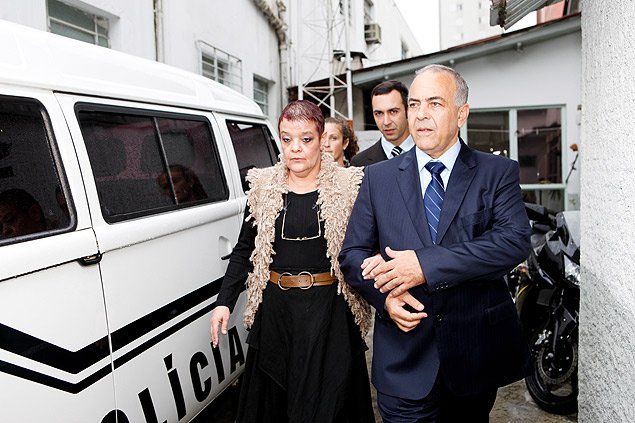 A mdica Virgnia Soares de Souza ao sair da cadeia, em 2013