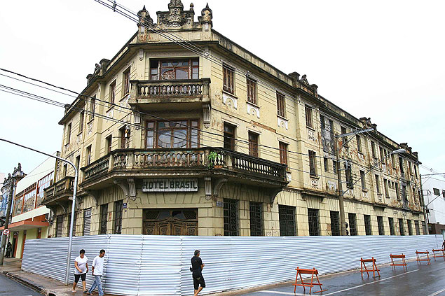 Hotel Brasil, tombado no ano passado, no centro de Ribeiro Preto (SP), cuja obra est embargada
