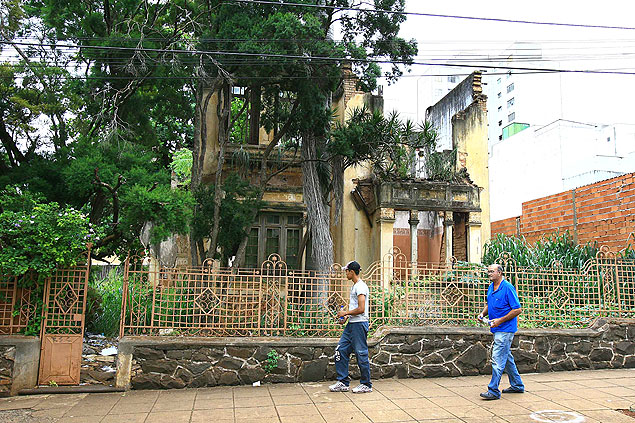Palacete Albino de Camargo, parcialmente destrudo, no centro de Ribeiro Preto