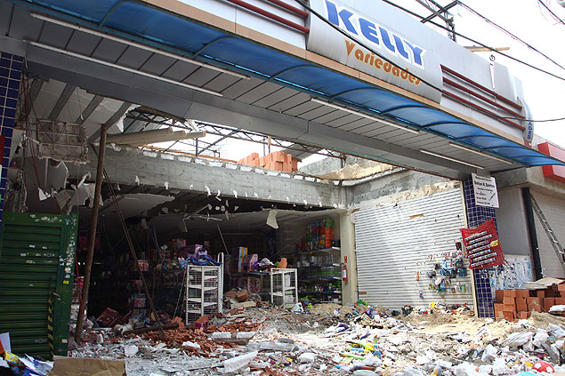 Teto de loja desaba e deixa um morto no centro de Carapicuíba, na Grande São Paulo
