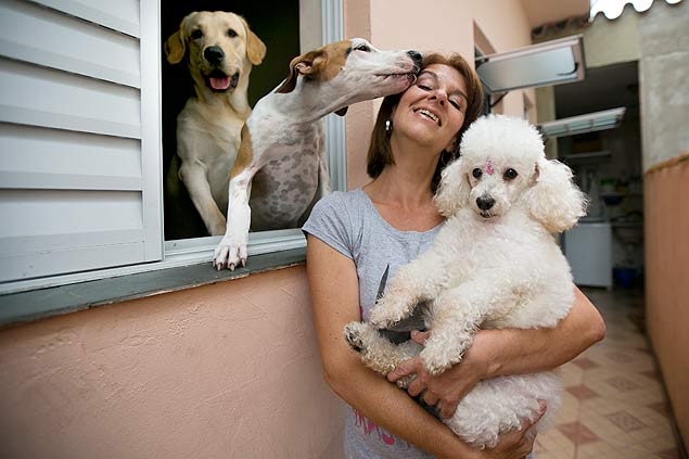 A pet sitter, Cibele Salete Jodas, 35, recebe cães em sua casa enquanto os donos viajam ou estão trabalhando