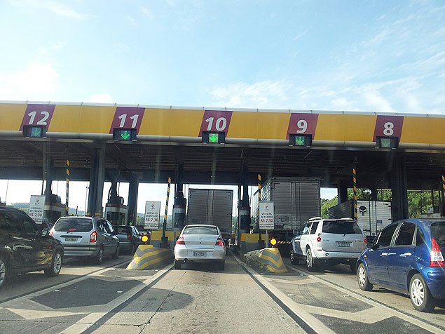 Veculos passam em praa de pedgio da rodovia dos Bandeirantes; governo pode negociar reduo da tarifa de estradas