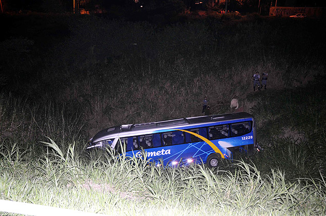 nibus cai em ribanceira no km 79 da rodovia Anhanguera, em Vinhedo, no interior de SP, e deixa trs mortos e 20 feridos
