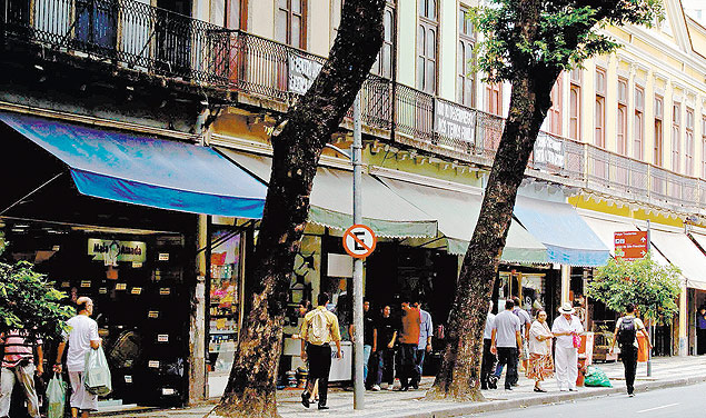 Sobrados da tradicional rua da Carioca, na regio central do Rio de Janeiro; alta do aluguel ameaa as lojas locais