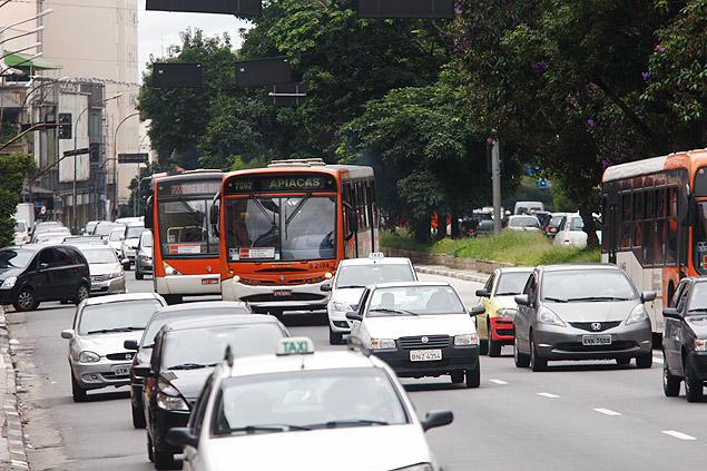 Ônibus saindo da faixa exclusiva na av. Consolção, próximo a av. Paulista, região central de SP