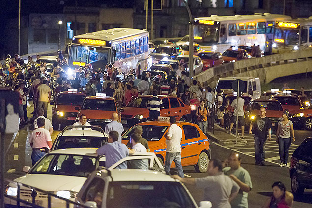 Dezenas de taxistas protestaram no fim de março pelas ruas de Porto Alegre reivindicando mais seguranca para os profissionais da categoria