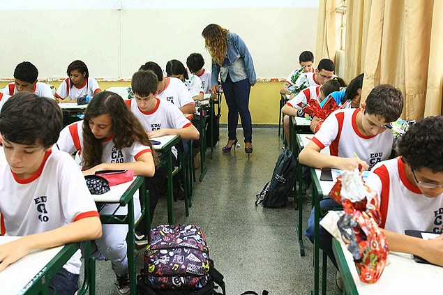 SERTAOZINHO, SP, BRASIL, 27-03-2013: Alunos do 9 ano em aula de matematica da Emef Jose Negri, em Sertaozinho (SP), a melhor nota em matematica do Estado. Escola municipal em Sertaozinho tem a melhor nota de matematica do Estado na Prova Brasil. ( Foto: Edson Silva/Folhapress) ***COTIDIANO***EXCLUSIVO*** *** Local Caption ***