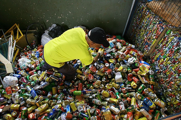 Integrante da cooperativa Mos Dadas, de Ribeiro Preto (SP), seleciona lixo reciclvel
